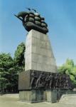 Херсон. Пам’ятник першим корабелам (1971 р., скульптори І.Г. Білокур, В. Н. Потребенко, В. Л. Шкуропат, архітектори Г. П. Сикула, Ю. П. Тарасов. Зведений на кордоні Херсонської адміралтейської верфі, з якої 16 вересня 1783 року був спущений на воду перший корабель Чорноморського флоту «Слава Катерини», зображений на монументі (Набережна проспекту Ушакова).