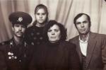 О.Олексюк після служби в залізничних військах. З родиною. 1990 р.