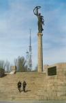 Херсон. Парк Слави, меморіальний комплекс (1989 рік). Скульптор Зноба В. Н., архітектори Громихін В.М., Захаров С.О., Платонов Ю.П. Зведений на місці могили Невідомого солдата, який приймав участь у звільненні Херсона в 1944 р. та перепохований тут у 1967 р. (вул. Перекопська).