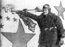 <p>
Петро Покришев біля свого літака, на борту якого був намальований кіт</p>